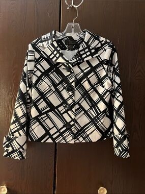 Trenz long sleeved short jacket. Blk/ white pattern. Size PS
